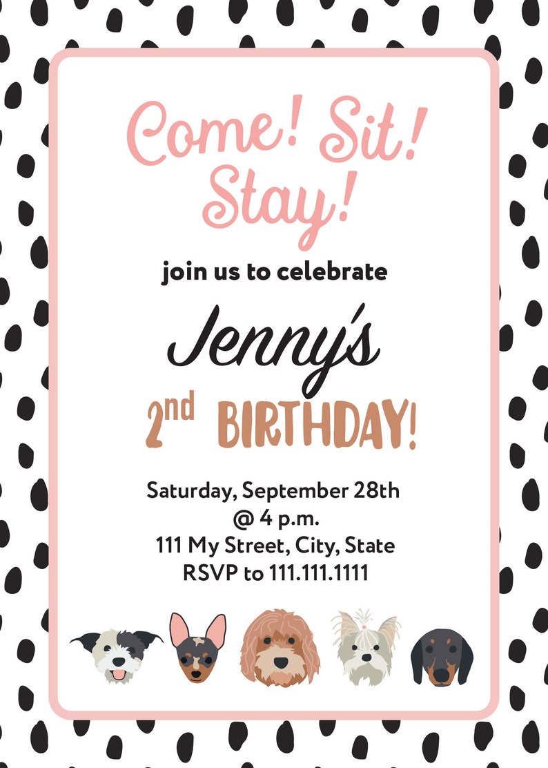 Pu&ograve; includere: Un invito rosa e bianco con pois neri. L'invito &egrave; per il 2&deg; compleanno di Jenny. Il testo recita "Vieni! Siediti! Resta!" e "Unisciti a noi per festeggiare il 2&deg; COMPLEANNO di Jenny!" L'invito include la data, l'ora e il luogo della festa. Ci sono cinque illustrazioni di cani nella parte inferiore dell'invito.