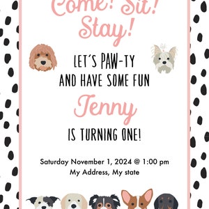 Pu&ograve; includere: Un invito rosa e bianco con pois neri. L'invito dice "Come! Sit! Stay! Let's Paw-ty and have some fun Jenny is turning one!" La data &egrave; sabato 1 novembre 2024 alle 13:00. L'indirizzo &egrave; My Address, My state. Ci sono illustrazioni di cani sull'invito.