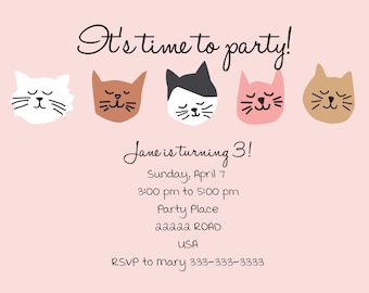 Op de afbeelding: Een roze feestuitnodiging met de tekst "It's time to party!" en "Jane is turning 3!". Het bevat vijf cartoon kattengezichten in wit, bruin en roze. De uitnodiging bevat de datum, tijd en locatie van het feest.