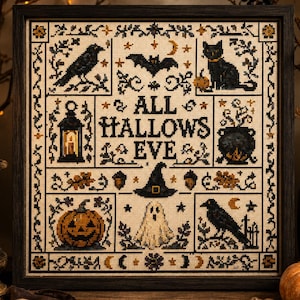 Pode incluir: Um bordado em ponto cruz emoldurado com o texto ALL HALLOWS EVE em fio preto. O design inclui motivos de um gato preto, um corvo, um morcego, um fantasma, uma abóbora, um chapéu de bruxa, uma lanterna e um caldeirão em preto e laranja.