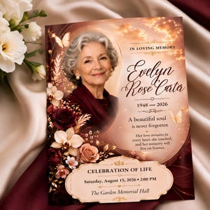 Può includere: Un programma funebre con il ritratto di una persona anziana dai capelli grigi, circondato da rose bordeaux, orchidee bianche e farfalle dorate. Il testo recita In Loving Memory, Evelyn Rose Carter, 1948-2026, e Celebration of Life.