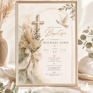 Könnte beinhalten: Eine rechteckige Taufeinladung in einem goldenen Rahmen mit einem Kreuz, einer weißen Taube und getrockneten Blumenarrangements mit beigem Band. Der Text lautet: Please join us for the Baptism of our child Michael John, Sonntag, 22. August.