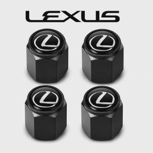 Pode incluir: Um conjunto de quatro tampas hexagonais pretas para válvulas de pneus, cada uma com um inserto circular preto com um logótipo Lexus prateado. A palavra LEXUS está impressa a preto acima das quatro tampas, dispostas numa grelha de dois por dois.