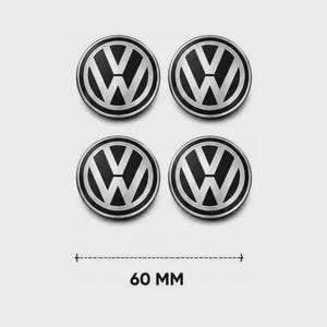 Może przedstawiać: Zestaw czterech okrągłych dekielków do felg z czarno-srebrnym logo Volkswagen. Każdy dekielek ma średnicę 60 mm, co wskazuje grafika pomiarowa pod przedmiotami. Wzór składa się z centralnie umieszczonego emblematu z literami V i W.