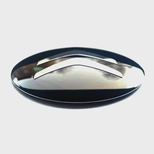 Può includere: Un emblema metallico ovale e lucido caratterizzato da un design centrale ritagliato composto da due forme a chevron simmetriche rivolte verso l'alto. La superficie è altamente riflettente, creando una finitura a specchio che cattura la luce.
