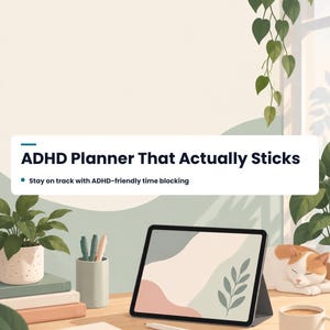 Könnte beinhalten: Ein digitales Tablet mit einer abstrakten Blattgrafik, ein Spiralblock, ein Stiftehalter, ein Eingabestift und eine Tasse auf einem Schreibtisch. Ein weißes Schild zeigt: ADHD Planner That Actually Sticks. Stay on track with ADHD-friendly time blocking.