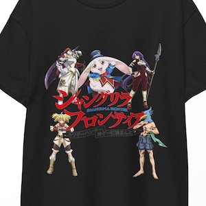 Może przedstawiać: Czarny t-shirt z krótkim rękawem z nadrukiem graficznym przedstawiającym pięć postaci z anime oraz czerwony japoński napis Shangri-La Frontier. Wzór zawiera centralnie umieszczone stworzenie przypominające królika w otoczeniu czterech postaci w różnych strojach.