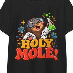 Könnte beinhalten: Ein schwarzes Kurzarm-T-Shirt mit einem Cartoon-Maulwurf, der einen weißen Laborkittel und eine Schutzbrille trägt und einen grünen, sprudelnden Kolben hält. Unter dem Maulwurf steht der Text HOLY MOLE! in großen gelben und roten Buchstaben.