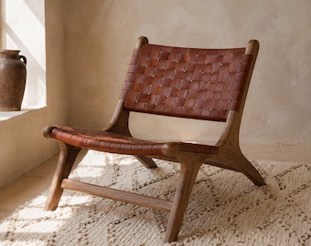 Poltrona lounge marocchina in pelle realizzata a mano, in legno massello, color cognac, poltrona d'accento in stile boho di metà secolo.