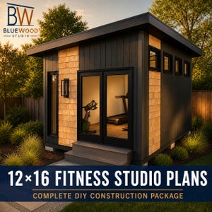 Op de afbeelding: Een 12x16 fitnessstudio-gebouw met donkergrijze verticale gevelbekleding en accenten van lichte houten shingles. De structuur heeft dubbele glazen deuren, een plat dak en kleine rechthoekige ramen. Binnen zijn een hometrainer en loopband zichtbaar.