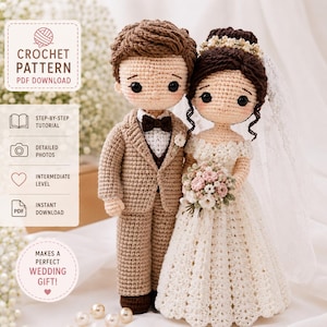 Puede incluir: Dos muñecos amigurumi que representan a una pareja de novios. La figura de la izquierda viste un traje color canela con pajarita marrón oscuro. La figura de la derecha lleva un vestido blanco con hombros descubiertos, velo y un ramo de flores.