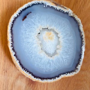 Magnifique géode d'agate grise. 745 g et 12 cm