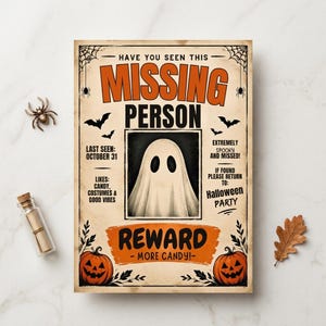 Könnte beinhalten: Ein rechteckiges Halloween-Suchplakat mit einer zentralen Abbildung eines weißen Geistes. Der Text lautet: HAVE YOU SEEN THIS MISSING PERSON, LAST SEEN: OCTOBER 31, LIKES: CANDY, COSTUMES & GOOD VIBES, REWARD - MORE CANDY! und EXTREMELY SPOOKY AND MISSED!