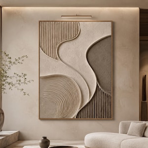 Puede incluir: Una gran pieza de arte mural rectangular que presenta una composición abstracta texturizada con líneas curvas en relieve y formas orgánicas en tonos beige, crema y marrón oscuro. La superficie muestra patrones variados, incluyendo estrías verticales.