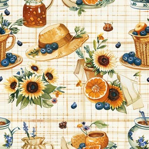 Könnte beinhalten: Ein nahtloses Muster mit Illustrationen von Strohhüten, Sonnenblumen, Orangenscheiben, Blaubeeren und Keramikkrügen auf einem hellbeigen karierten Hintergrund. Das Design zeigt Ansammlungen von gelben Blumen, grünen Blättern und Beeren.