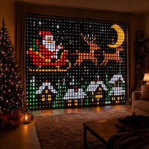 Puede incluir: Una gran pantalla LED rectangular para ventana que muestra una escena navideña pixelada con Santa Claus en un trineo tirado por renos, una luna creciente y casas cubiertas de nieve. Las luces son rojas, amarillas, blancas y verdes.