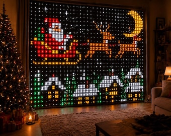 Può includere: Un grande display LED rettangolare da finestra che mostra una scena natalizia pixelata con Babbo Natale su una slitta trainata da renne, una luna crescente e case innevate. Le luci sono rosse, gialle, bianche e verdi su sfondo nero.