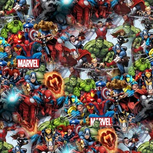 Pode incluir: Um padrão de tecido vibrante com uma colagem de personagens de banda desenhada da Marvel, incluindo Iron Man, Spider-Man, Hulk, Thor e Wolverine. O design inclui várias instâncias do logótipo Marvel vermelho e branco na estampa.