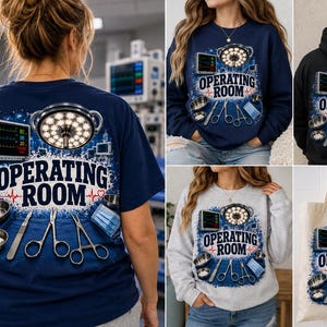 Pode incluir: Uma t-shirt, camisola, hoodie e saco de pano azul-marinho com uma impressão gráfica de uma sala de operações. O design inclui uma luz cirúrgica, um monitor de paciente, instrumentos cirúrgicos e o texto OPERATING ROOM em letras negrito.