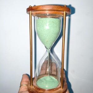 Timglas med träram i mässing, sand, grön sand, 5-minuters meditationstimer