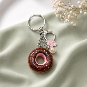 Porte-clés donut en pâte polymère fait main – Pépites de chocolat, nuage rose, breloque perle