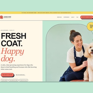 Könnte beinhalten: Eine Website-Landingpage für den Good Dog Grooming Club mit cremefarbenem Hintergrund sowie schwarzem und korallenfarbenem Text. Die Seite zeigt die Überschrift Fresh Coat. Happy dog. und ein Foto einer Person in einer marineblauen Schürze.