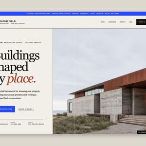 Könnte beinhalten: Eine Website-Oberfläche für das Architekturbüro Datum Field mit dem Text Buildings shaped by place. Das Layout umfasst eine Navigationsleiste, eine Projektbeschreibung und ein großes Foto eines modernen Gebäudes mit Betonwänden.
