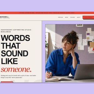 以下が含まれることがあります： Wordwell Copy + Voice Studioのウェブサイトインターフェース。クリーム色の背景に「WORDS THAT SOUND LIKE someone.」という太い黒文字が書かれています。青いシャツを着た人物がノートに書き込み、その横にノートパソコンが置かれている写真が含まれています。