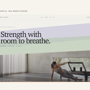 Puede incluir: Una interfaz de sitio web para Still/Moving con el texto Strength with room to breathe. El diseño incluye una barra de navegación, una gran sección principal con un fondo morado claro y verde, y una fotografía de una persona usando una máquina de pilates negra en un estudio.