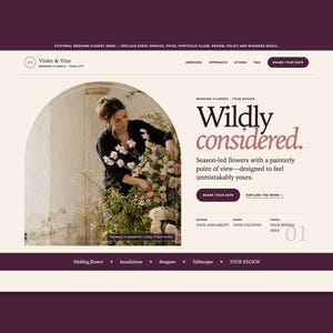 Puede incluir: Una página de inicio de sitio web para floristas de bodas Violet & Vine con fondo crema y texto morado oscuro. La página muestra el título Wildly considered, una foto de una persona arreglando flores en un arco y botones de navegación.