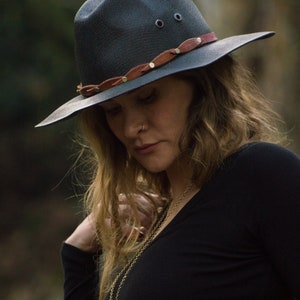 LEATHER HAT BAND, feathers hat band, engraved leather hat band, adjustable hat band, bohemian hat band, feather hat, carved leather hat band
