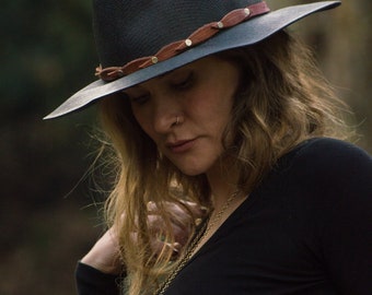 Cinta de cuero para sombrero, cinta de plumas para sombrero, cinta de cuero grabada para sombrero, cinta ajustable para sombrero, cinta boho para sombrero, sombrero de plumas, cinta de cuero tallada para sombrero