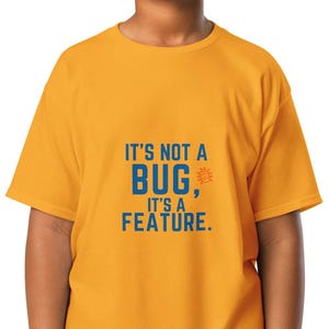 Maglietta da programmatore STEM per ragazzi con la scritta "Non è un bug, è una funzionalità".