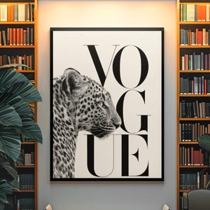 Può includere: Una stampa artistica da parete rettangolare che presenta il profilo in bianco e nero di un leopardo sul lato sinistro, con il grande testo nero VOGUE allineato verticalmente a destra, il tutto racchiuso in una sottile cornice nera su una parete chiara.