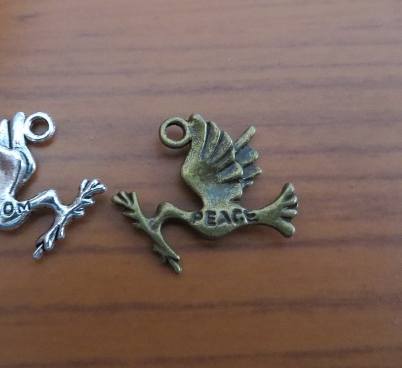 Faux Gold Fol Peace Dove Wth Olve Branch Classc Round Stcker