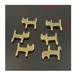 Puede incluir: Seis abalorios de metal de color dorado antiguo con forma de gato. Cada abalorio mide aproximadamente 1,1 cm de ancho y 1,7 cm de alto.