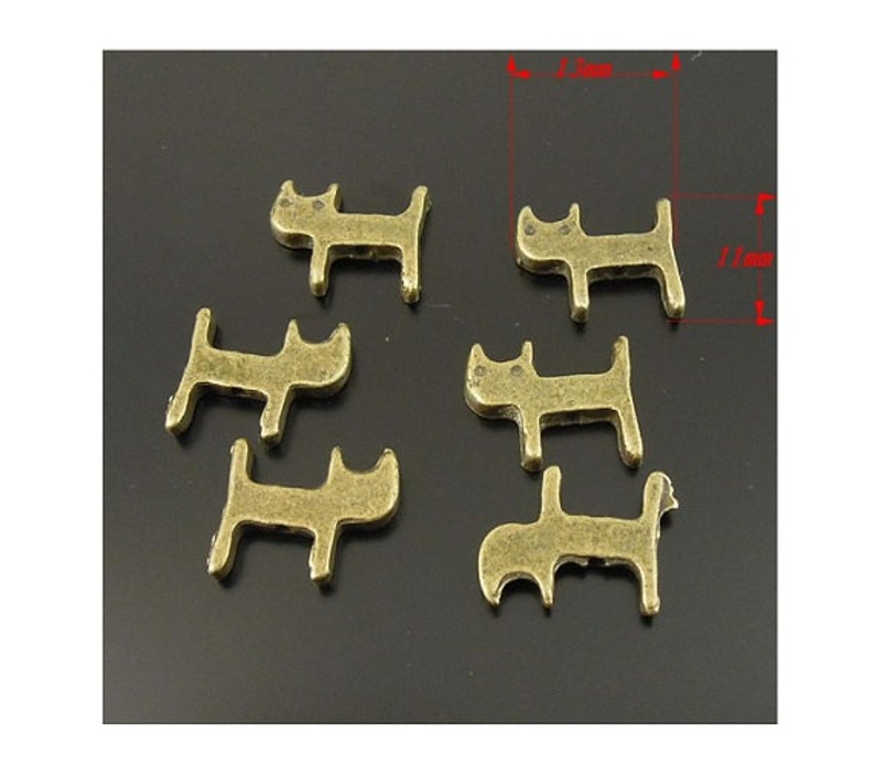 Puede incluir: Seis abalorios de metal de color dorado antiguo con forma de gato. Cada abalorio mide aproximadamente 1,1 cm de ancho y 1,7 cm de alto.