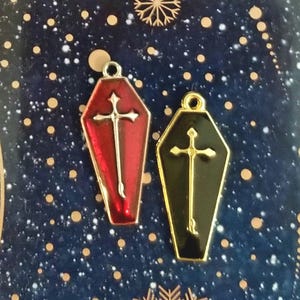 Small Coffin Charms Casket Charms Macabre Halloween Charms Red Silver or Black Gold Coffin Charms Halloween Jewelry Supplies 26x12mm afbeelding 1