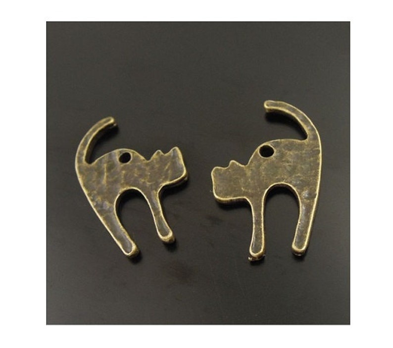 10 Scared Hissing Halloween Cat Charms Hammered Look Bronze Witch Familiar Great for Earrings Jewelry Supplies 27x18mm