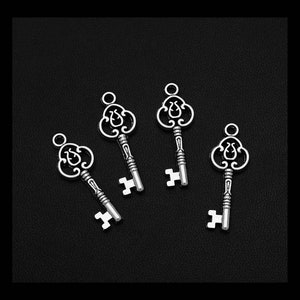 【key】SILVER SACKBUT トランプセット BULK 50 Small Skeleton Key Silver Tone Charms SC5437 - Etsy