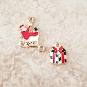 Enamel Christmas Charms Santa&#39;s Sleigh and Present Charms Father Christmas Charms with Gift Christmas Jewelry Supplies