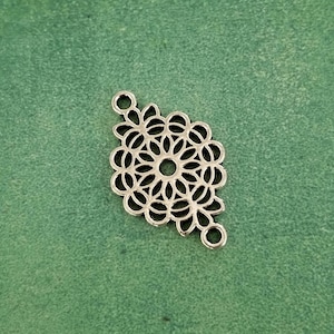 Beautiful Flower Connectors Small Filigree Flower of Life Connector Charms Bracelet Connectors Jewelry Supplies 25x15mm