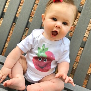 Body bébé fraise, vêtement doux pour bébé, grenouillère bébé non sexiste, cadeau bébé fraise, cadeau baby shower, cadeau bébé fille, bébé garçon