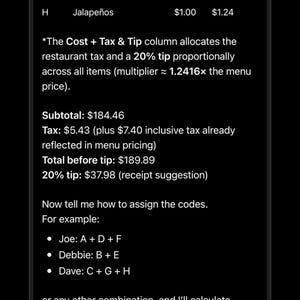 Puede incluir: Una pantalla de smartphone que muestra una aplicación digital para dividir cuentas con una interfaz oscura. El texto enumera artículos como Street Corn, Capt Order Burger y Jalapeños con sus precios, impuestos y cálculos de propinas.