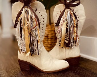 Nœuds pour bottes faits main | Dentelle marron et crème avec perles, accessoires pour bottes de cowboy bohèmes