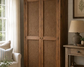 Armario alto con puertas de ratán, armario rústico de madera, armario de almacenamiento estilo granja.