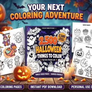 Może przedstawiać: Kolorowanka zatytułowana 2,500 Halloween Things to Color od Color Studio Lab, z ciemną okładką z białymi rysunkami duch&oacute;w, dyń i nietoperzy, prezentowana z dwiema przykładowymi stronami, kredkami i małymi dyniami na drewnianym stole.