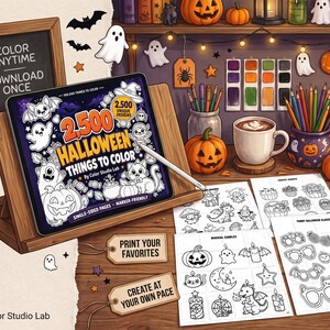 Może przedstawiać: Tablet cyfrowy na drewnianej podstawce wyświetla okładkę kolorowanki na Halloween z napisem 2,500 HALLOWEEN THINGS TO COLOR. Obok znajdują się wydrukowane arkusze do kolorowania z duchami, dyniami i okularami oraz kredki i pisaki na stole.