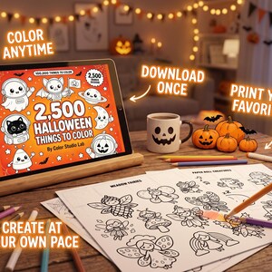 Może przedstawiać: Tablet na drewnianej podstawce wyświetla cyfrową kolorowankę zatytułowaną 2,500 HALLOWEEN THINGS TO COLOR od Color Studio Lab. Obok znajdują się wydrukowane arkusze z rysunkami wr&oacute;żek i stworzeń, kredki oraz kubek z motywem dyni.