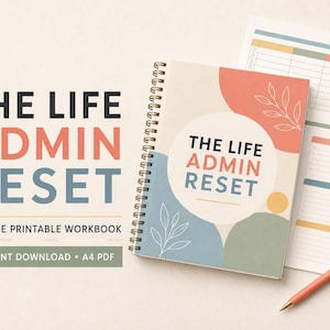 Puede incluir: Un cuaderno de espiral titulado THE LIFE ADMIN RESET con una portada que presenta formas abstractas en coral, azul y amarillo, junto con dibujos lineales de hojas. El conjunto incluye páginas imprimibles adicionales y un bolígrafo de color coral.
